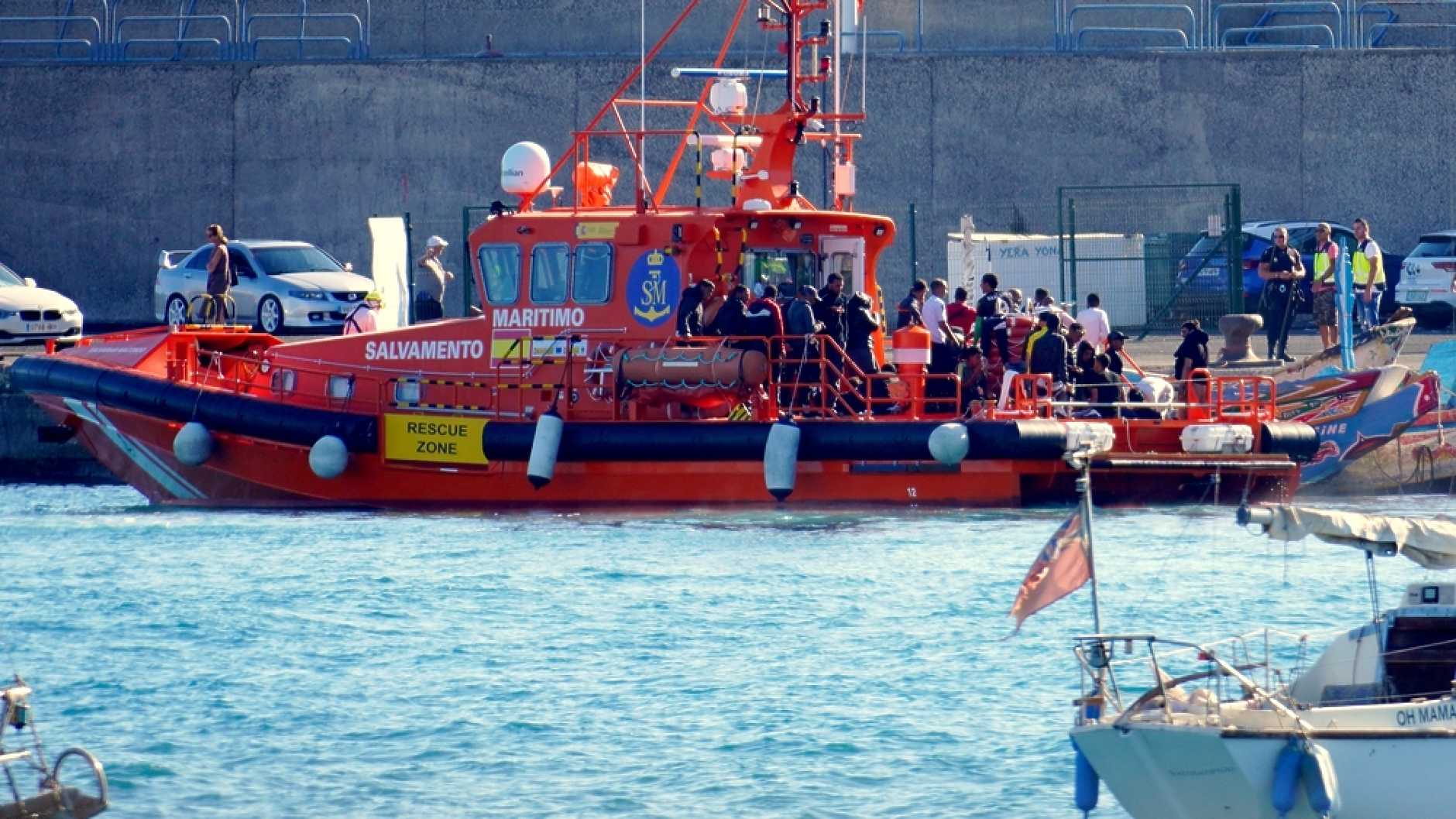 Повече от 500 мигранти са спасени край Канарските острови в Испания