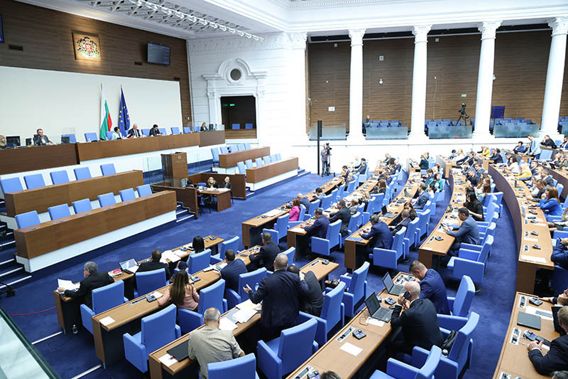 Депутатите събраха кворум за началото на първото заседание на парламента след изборите