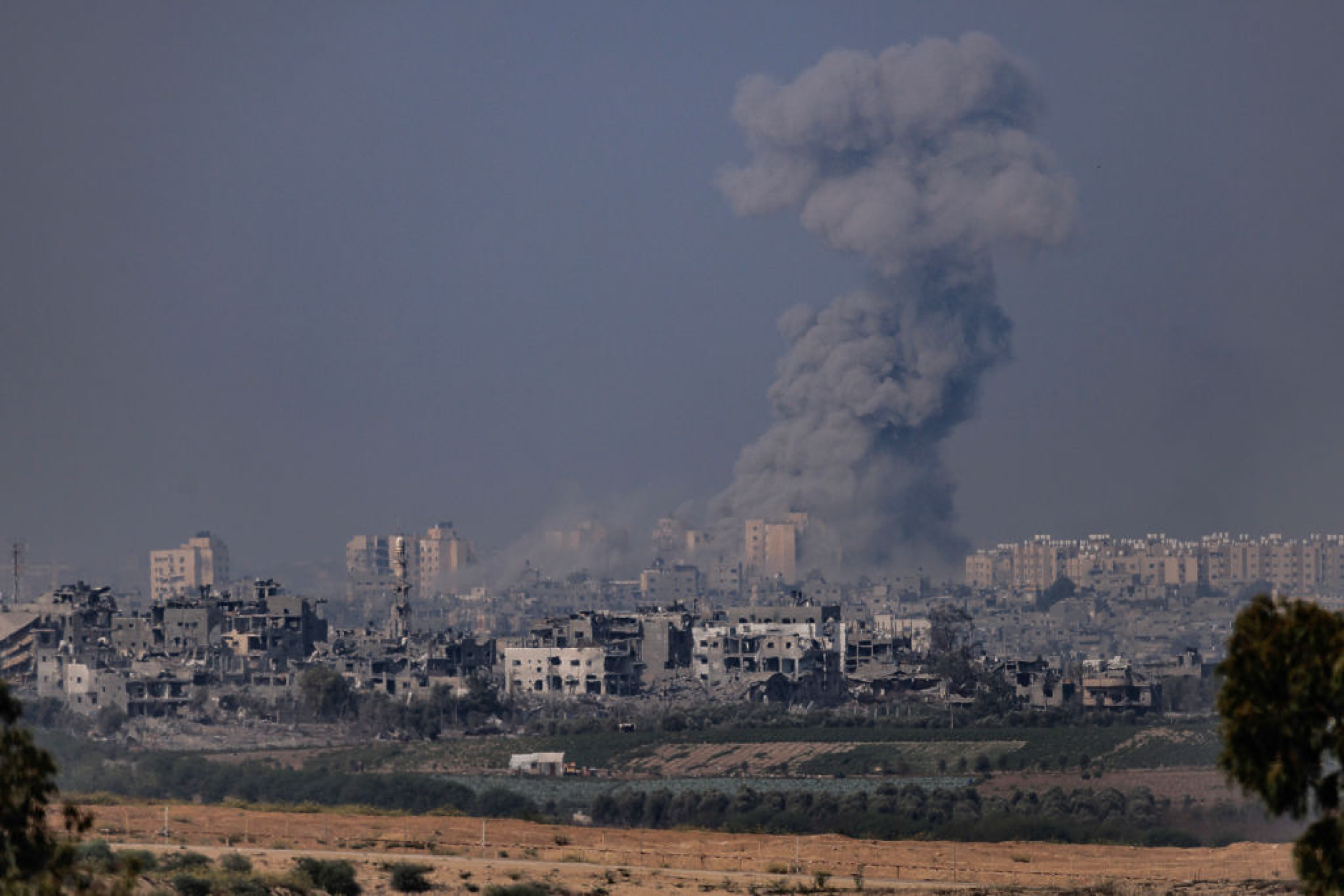 Израелската армия провежда военна операция в най-голямата болница в Газа