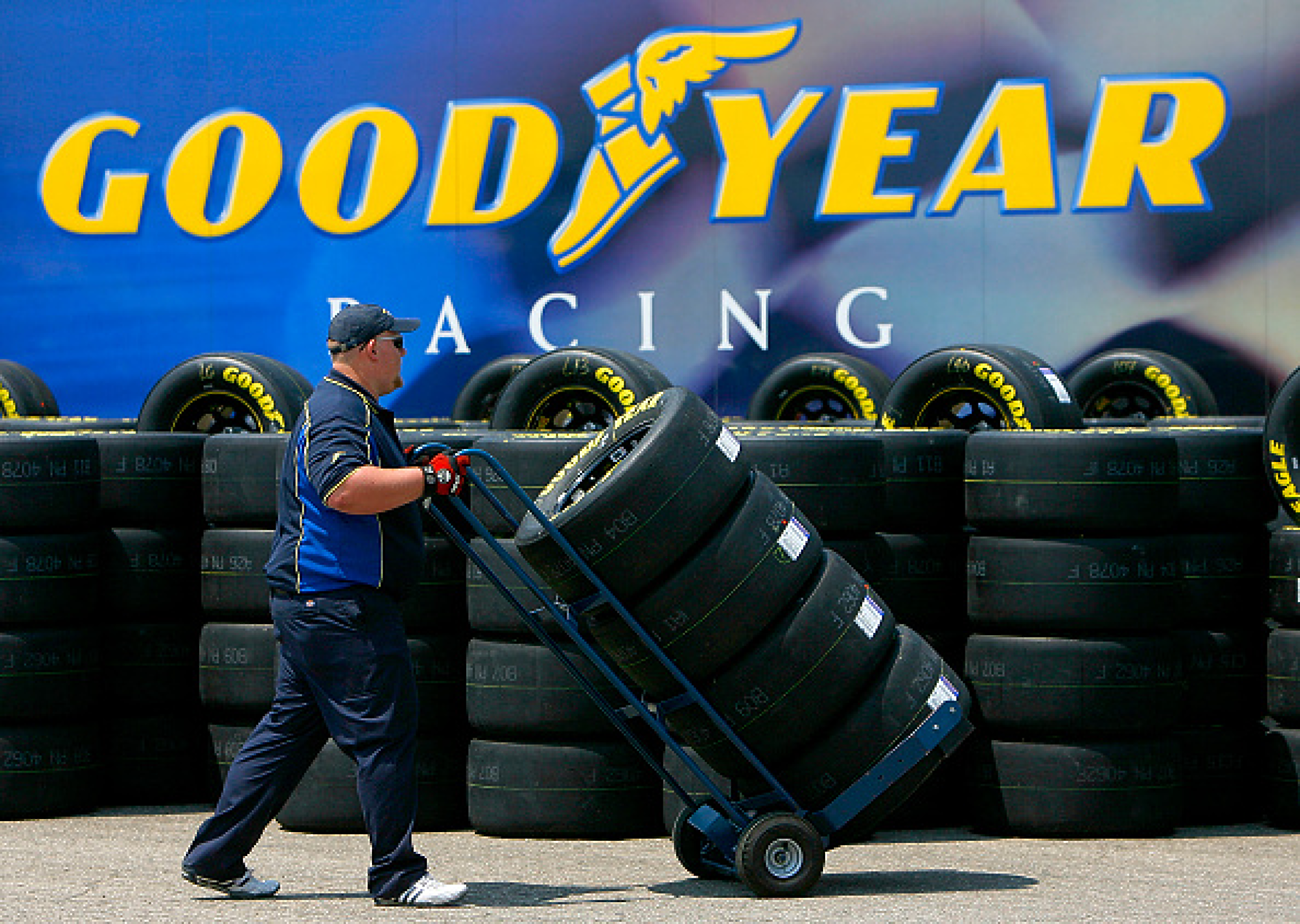 Производителят на автомобилни гуми Goodyear затваря два от заводите си в Германия