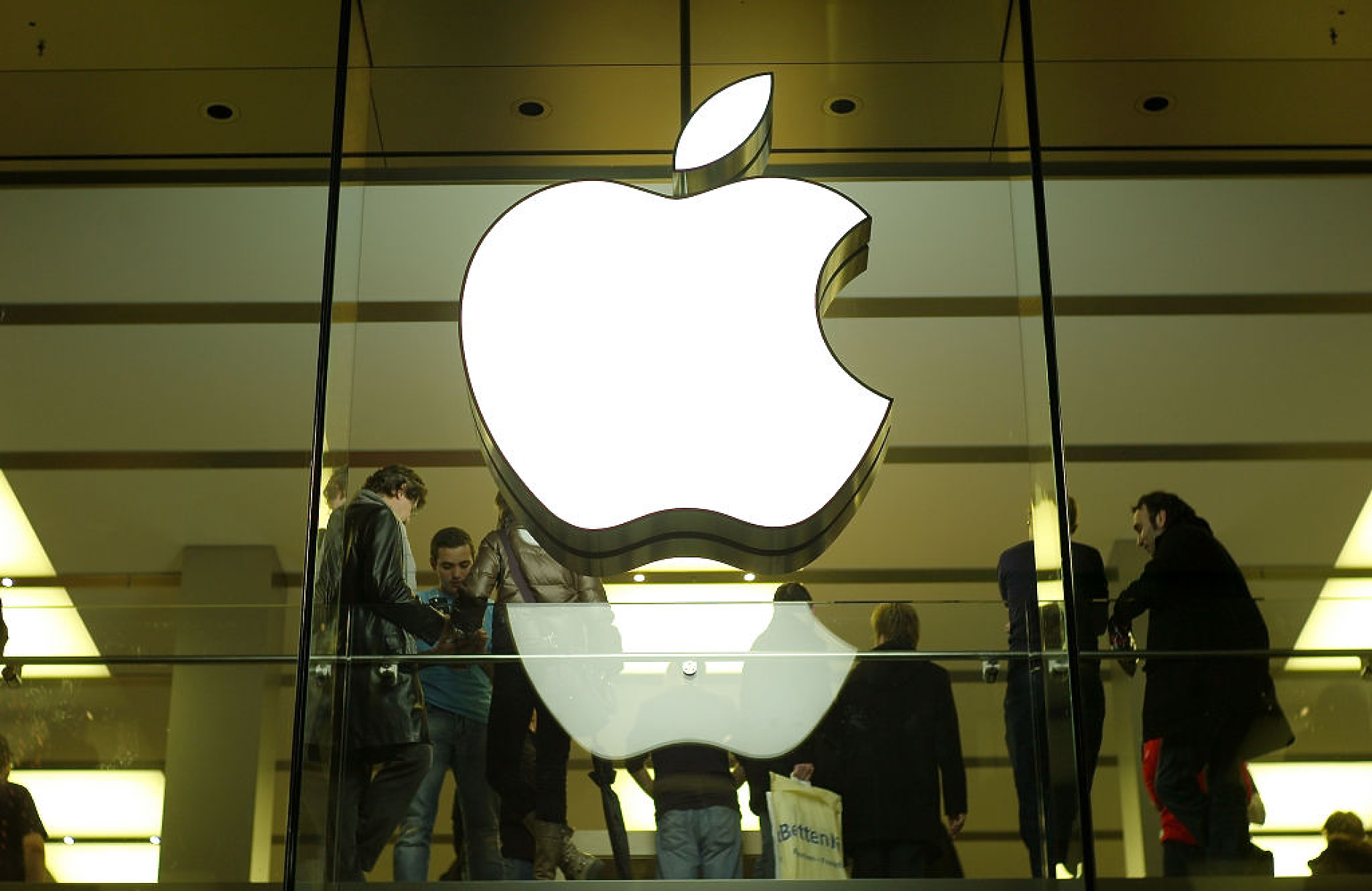 Apple ще плати 25 млн. долара в споразумение със САЩ заради наемане на имигранти