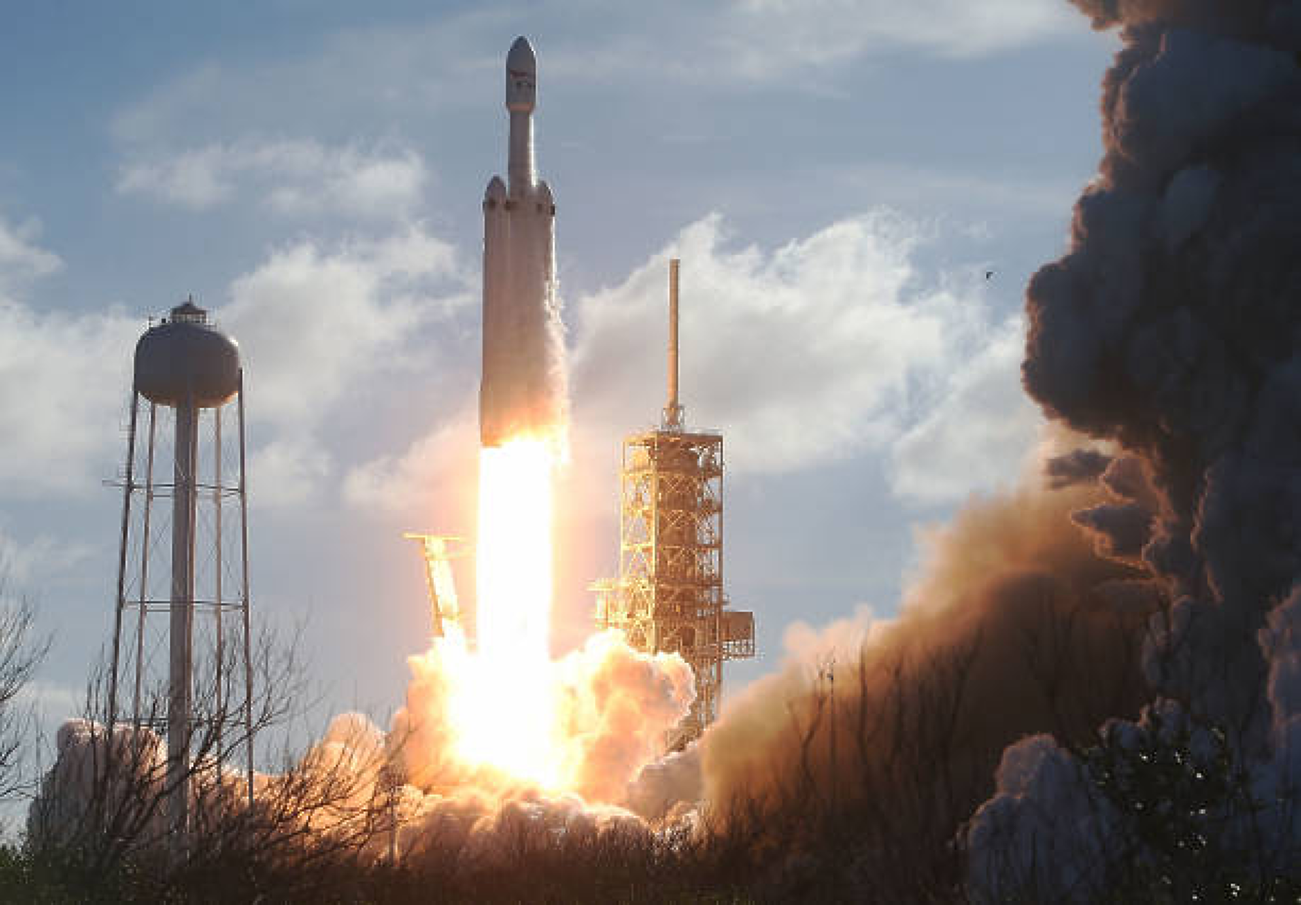 Space X изстреля най-голямата ракета до ръба на Космоса и отчете опита като изключителен успех 