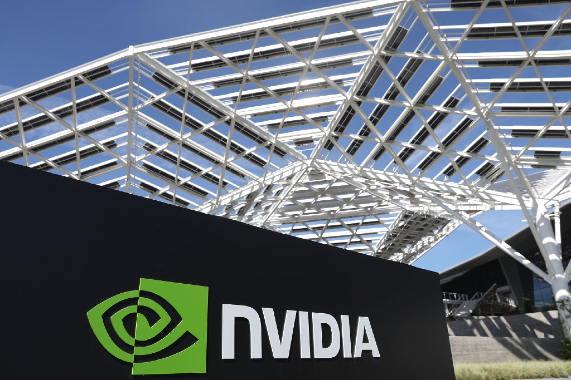 Хвани ме, ако можеш: Американските ограничения върху чиповете карат Nvidia да търси нови подходи