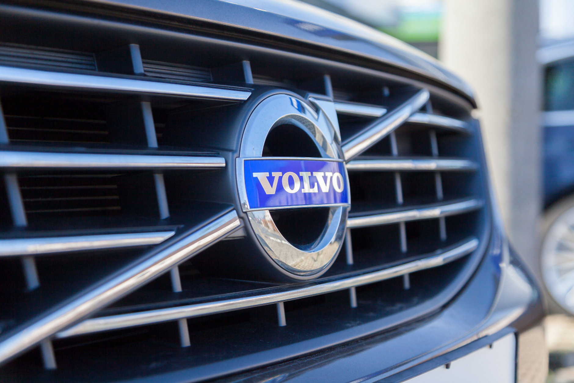 Цените на акциите на  Volvo Cars  се сринаха до историческо дъно 