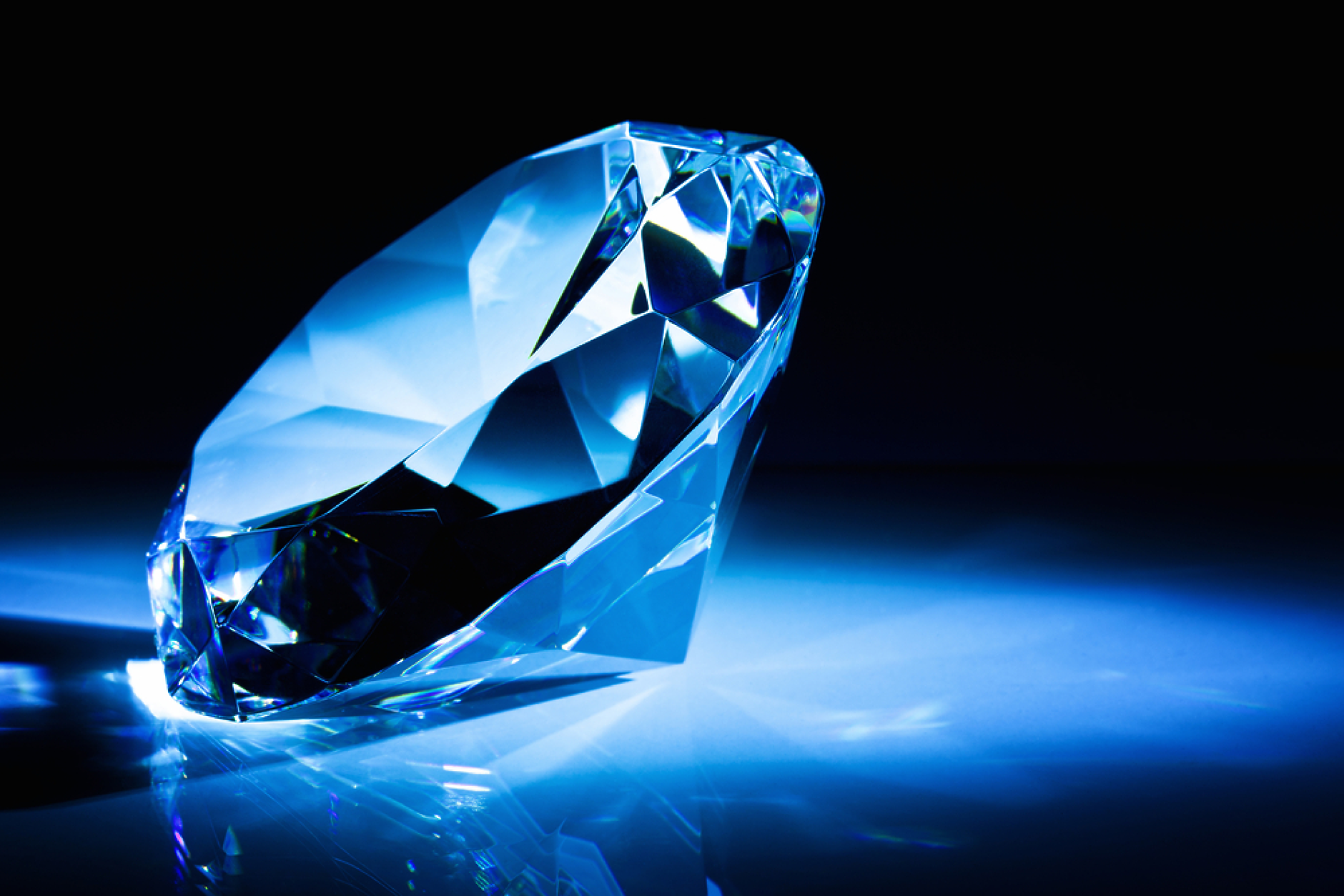 Продадоха на аукцион  рядък син диамант за над 43 млн. долара