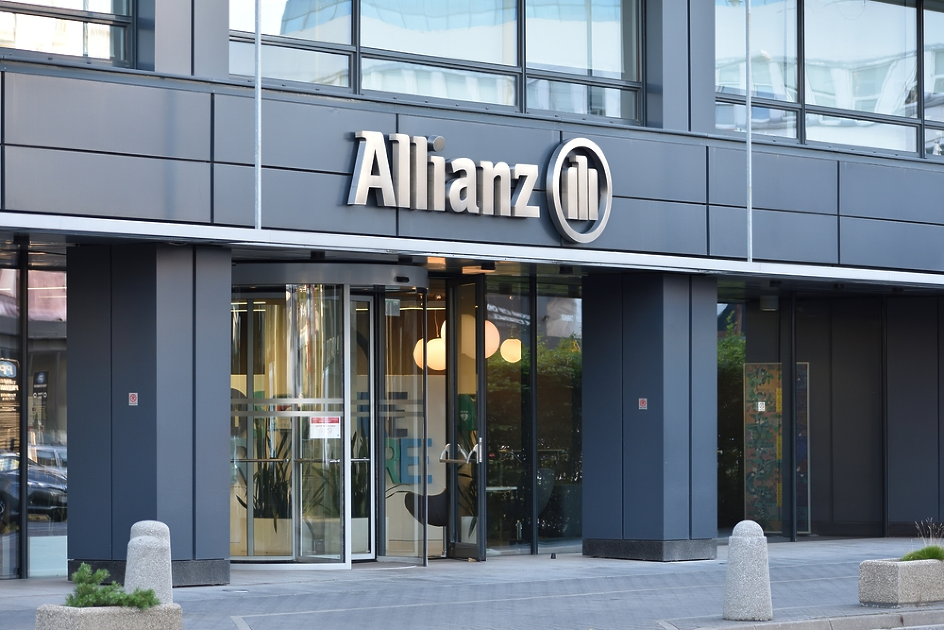 Плащания за природни бедствия свиха печалбата на застрахователя Allianz