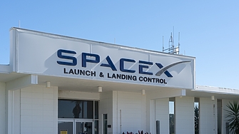 Американската авиокосмическа компания SpaceX може да пусне сателитното си подразделение