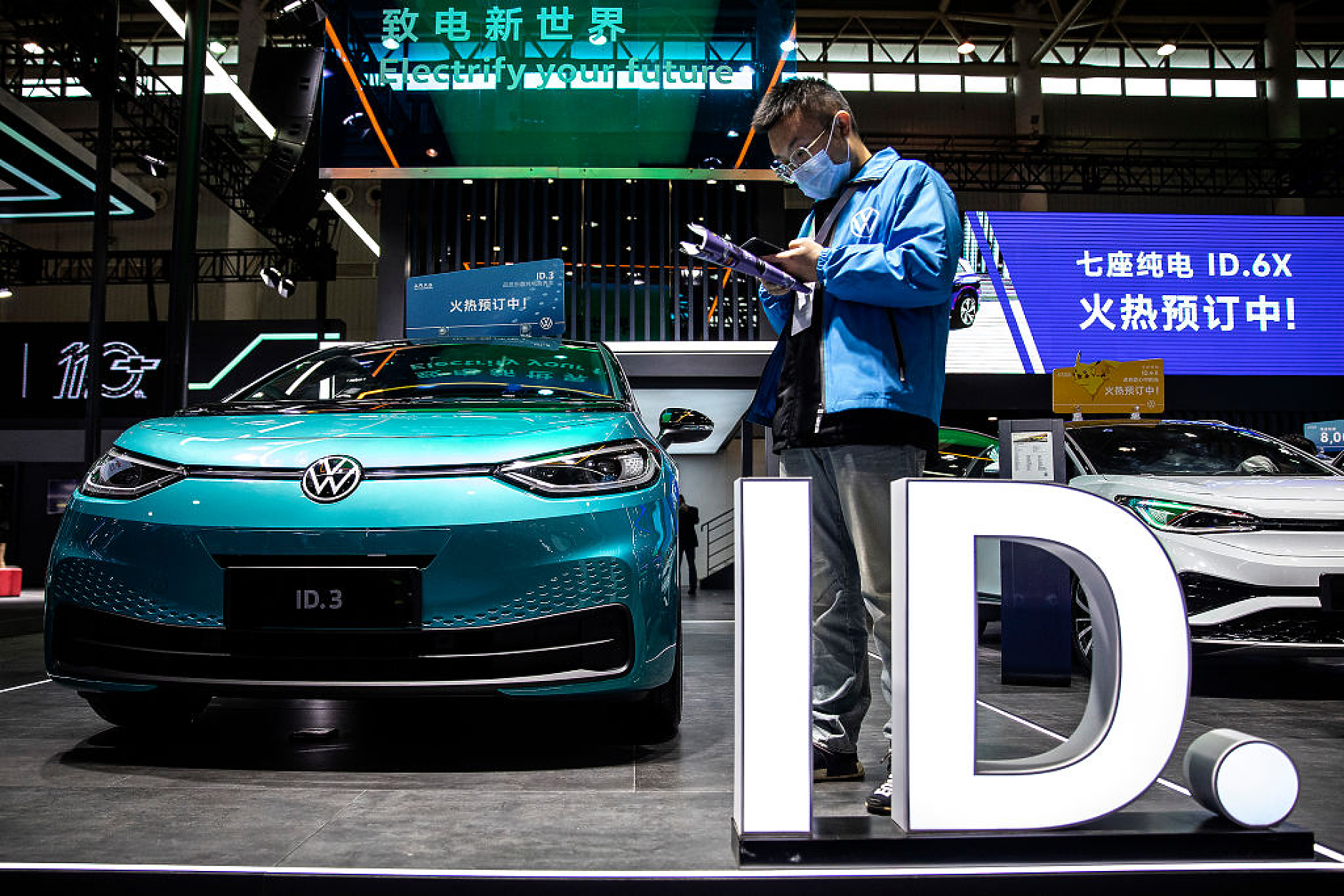 Преходът на Китай към електромобили е токова бърз, че Volkswagen изостава рекордно с продажбите