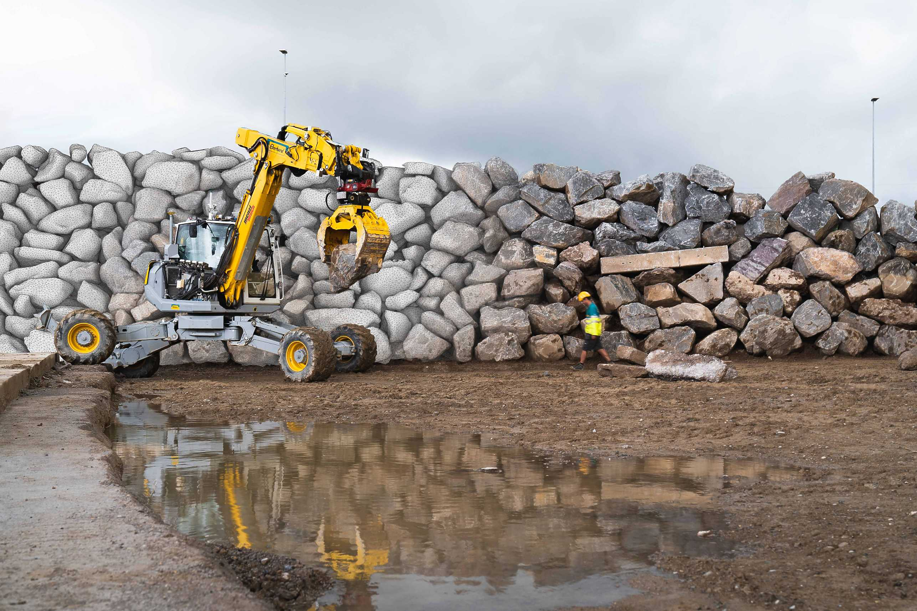 Автономен багер-робот издигна сам 6-метрова стена от камъни