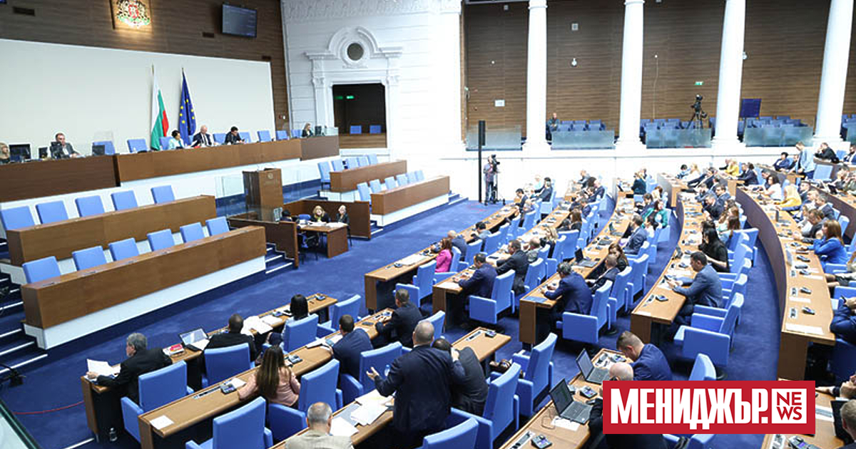 Повече от 35 минути депутатите в пленарна зала коментират дневния