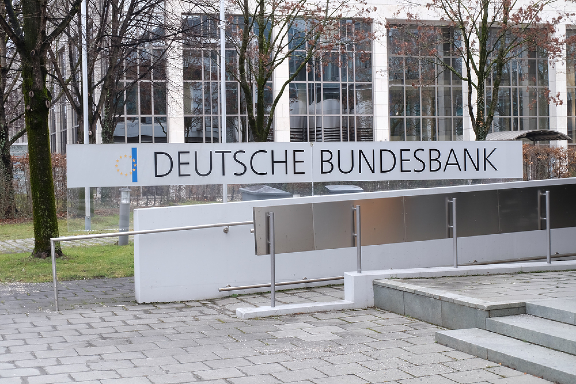 Бундесбанк алармира за задаващи се тъмни облаци над финансовия сектор в Германия