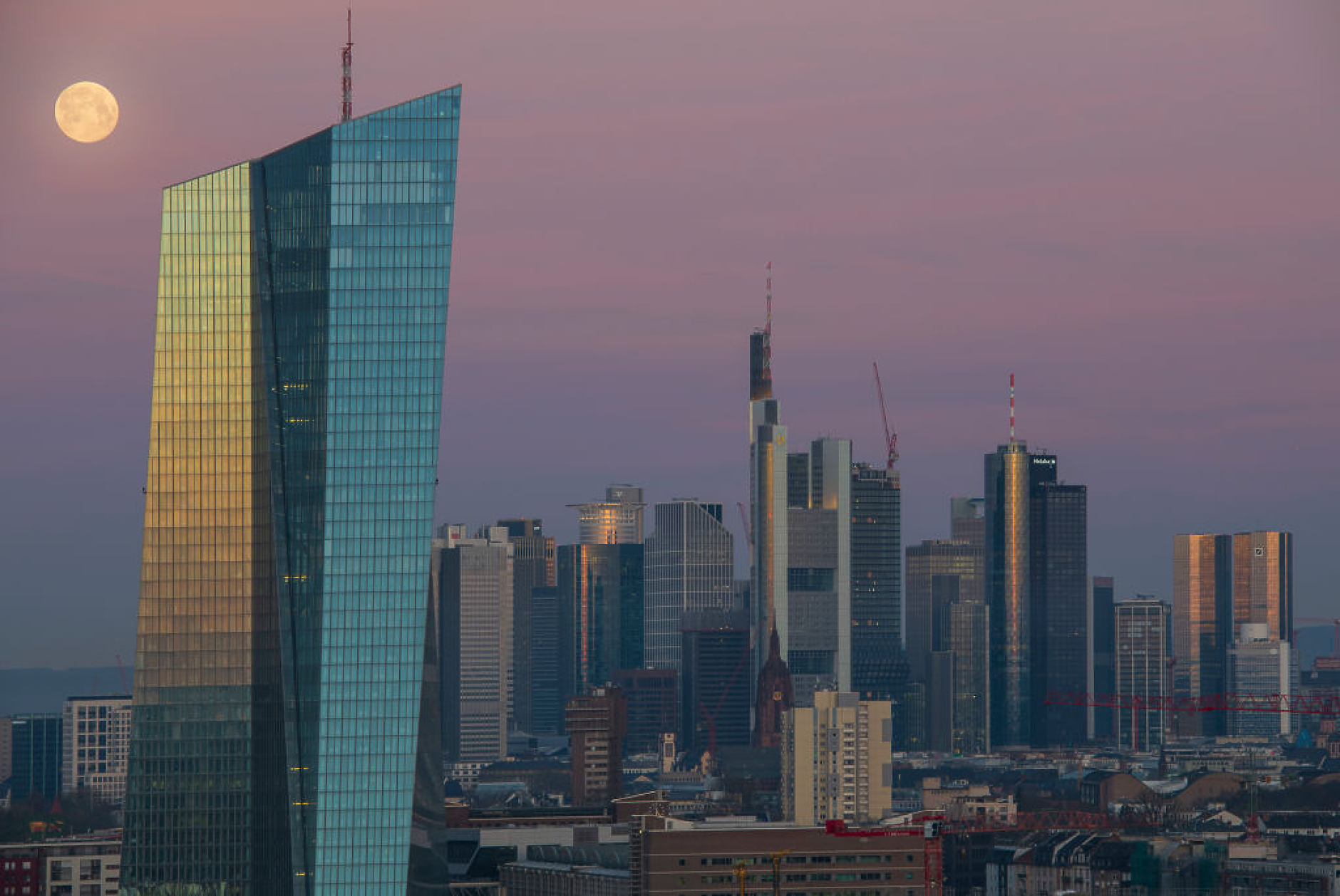 Протоколите от заседанието на ЕЦБ: Трябва да сме готови да вдигнем лихвите при необходимост