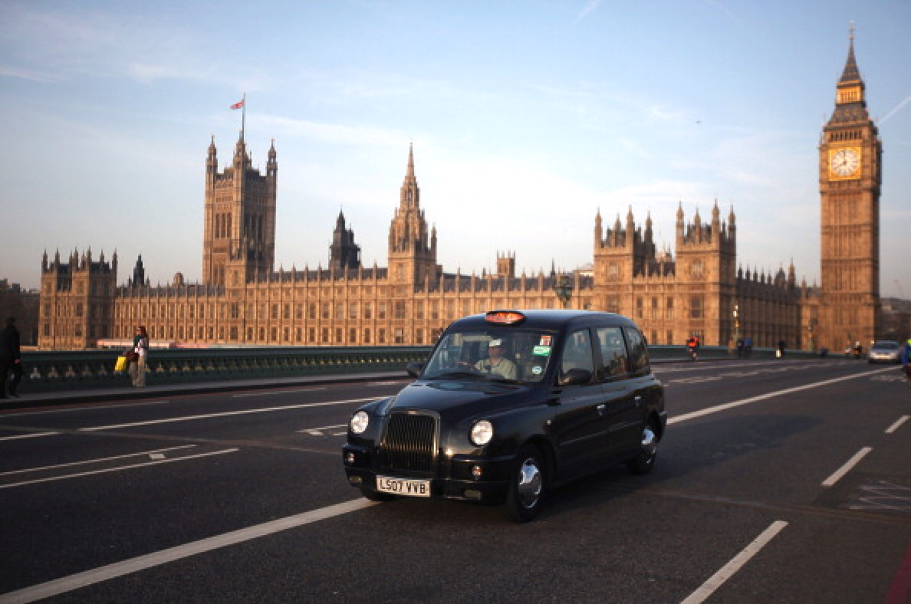 Uber ще  отвори платформата си за легендарните черни таксита в Лондон