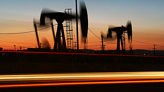 Цените на петрола се повишиха на фона на поевтиняването на долара