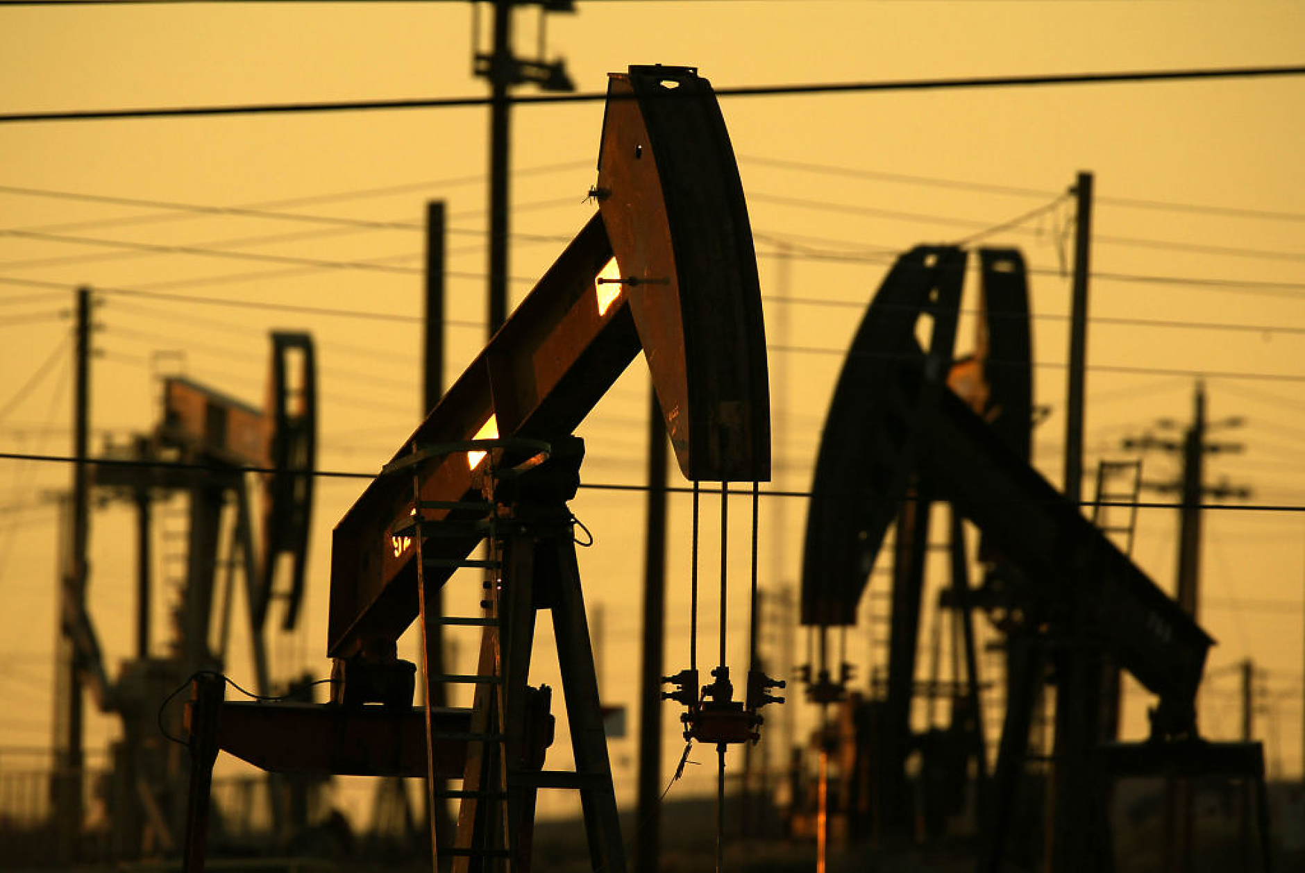 Петролът поскъпва на фона на по-слабия долар и очакванията за съкращения на добива от ОПЕК+