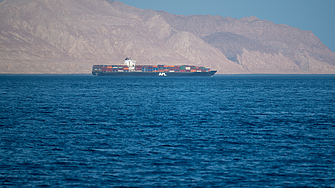 Компании с търговски кораби искат засилена военна защита в Червено море