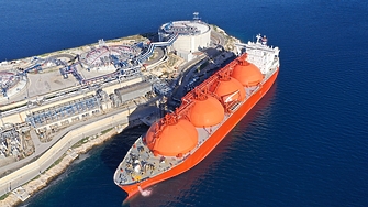 Натоварен танкер с втечнен природен газ е заседнал на терминал