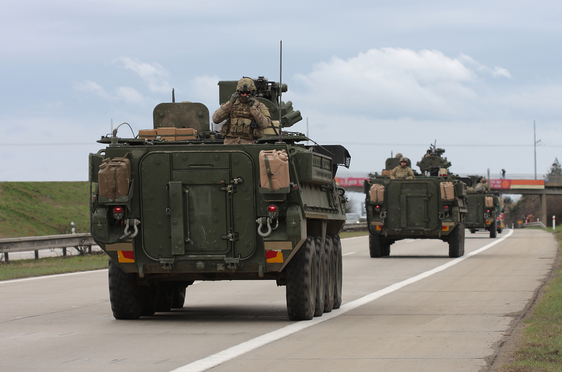 Парламентът ратифицира окончателно договора за закупуване на нови бойни машини Страйкър