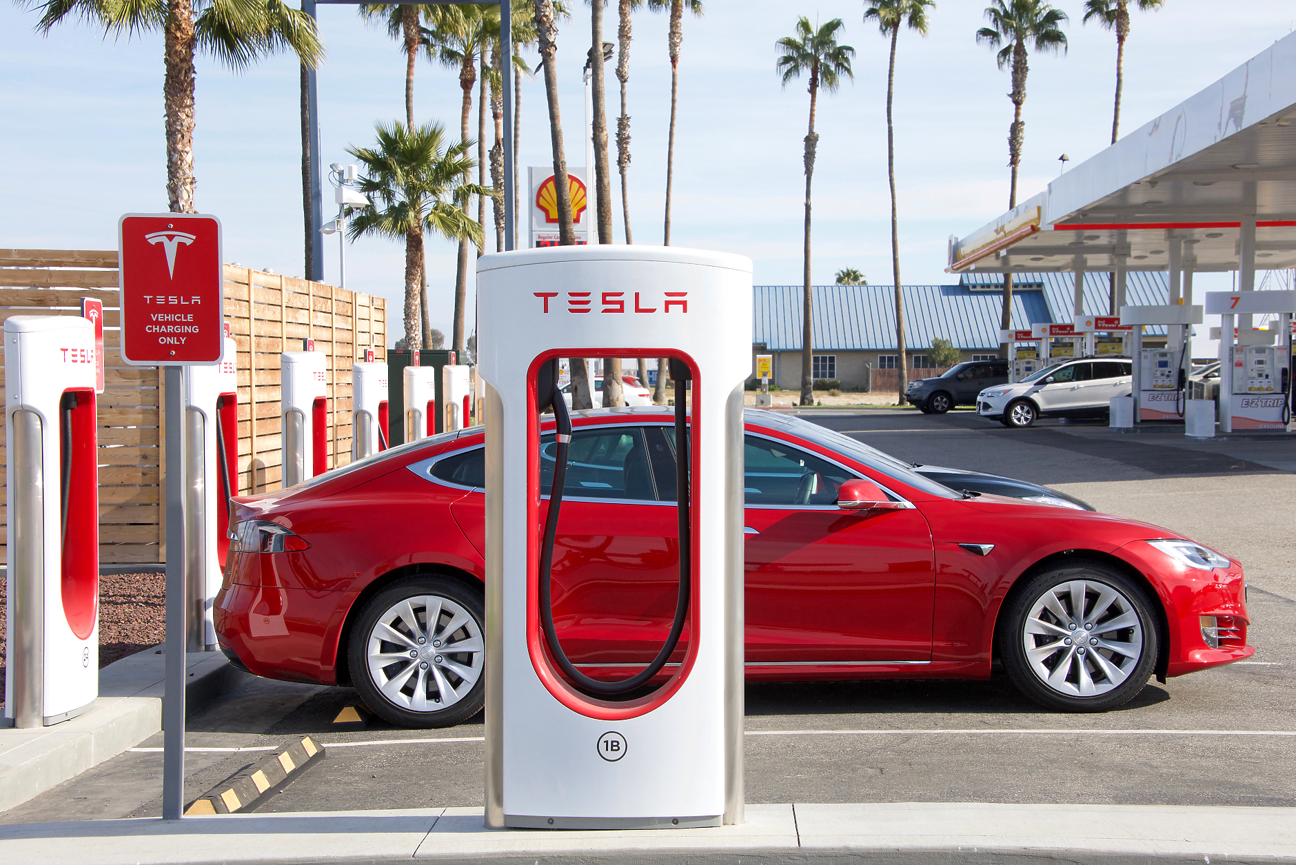 Tesla дава отстъпки до 4 хил. долара за  нови модели електромобили
