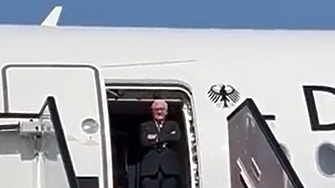 Германският президент Франк Валтер Щайнмайер е чакал в Доха около половин