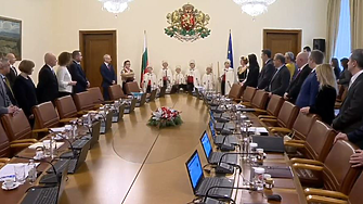 Заседанието на Министерския съвет беше открито от малки коледари