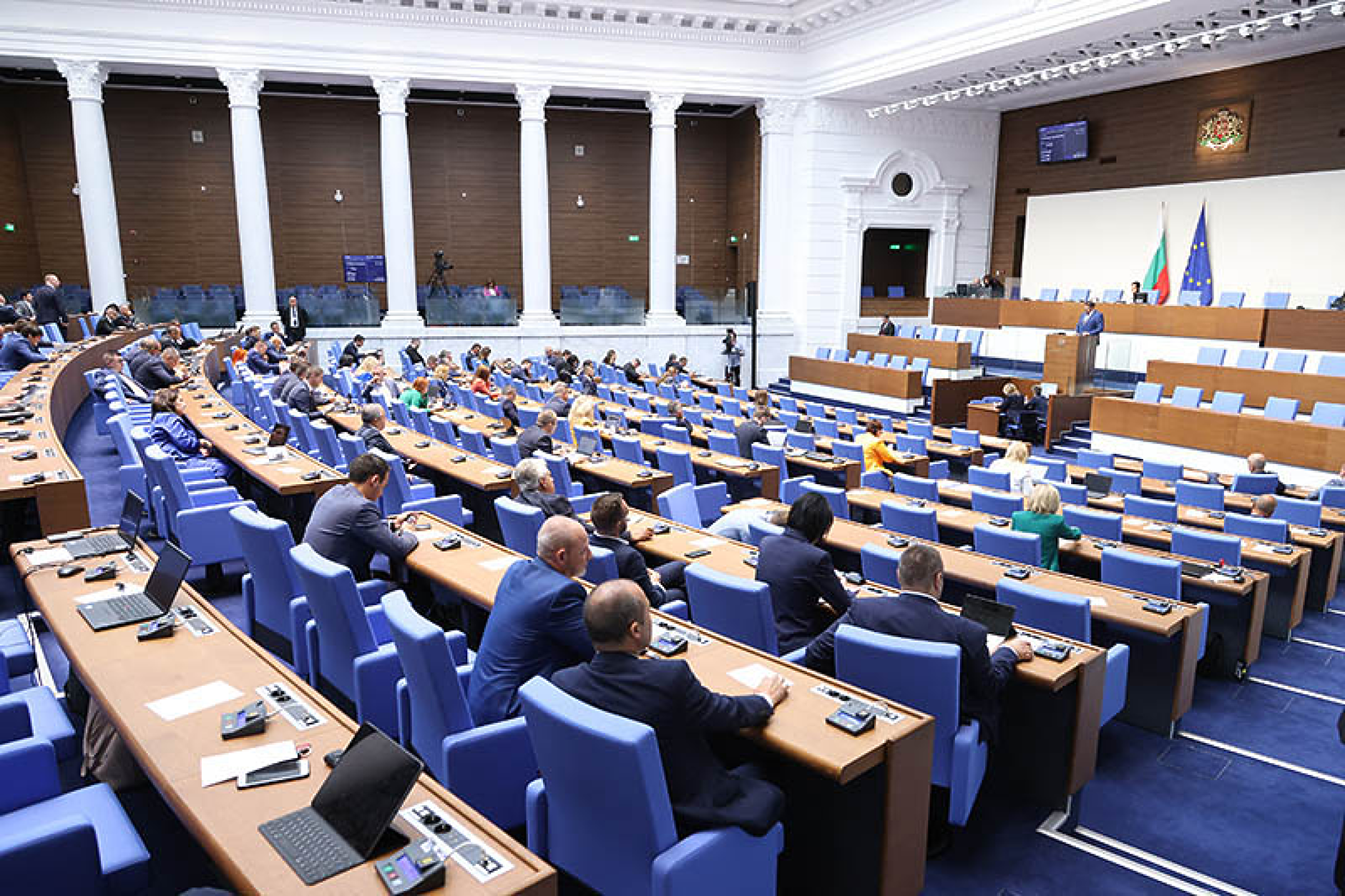 Парламентът не успя да започне заседанието си заради липса на кворум