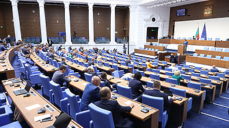 Парламентът не успя да започне заседанието си заради липса на