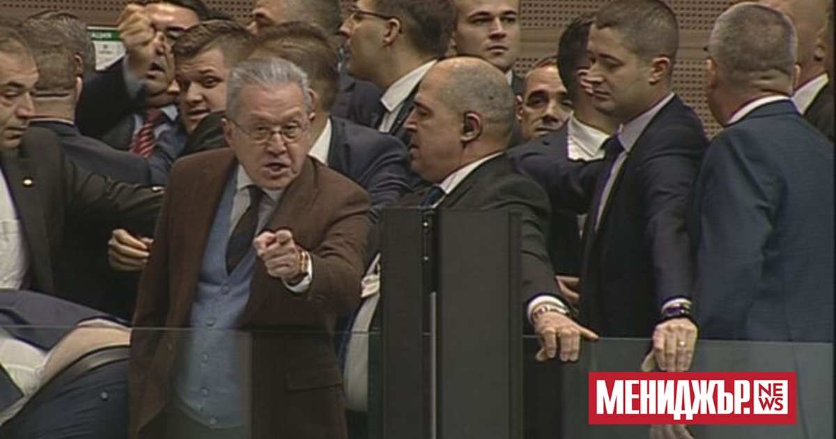 В парламента се стигна до физически сблъсъци, след като от