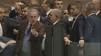 Сблъсък в парламента: Възраждане нападна Йордан Цонев, Делян Пеевски го защити с тяло