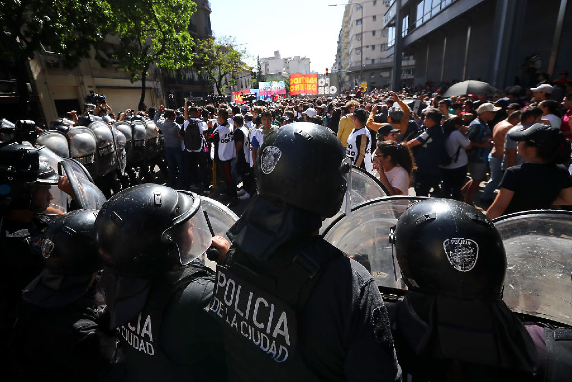 Първи протести в Аржентина срещу икономическите политики на президента Милей