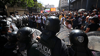 Хиляди хора излязоха по улиците на Буенос Айрес в първия