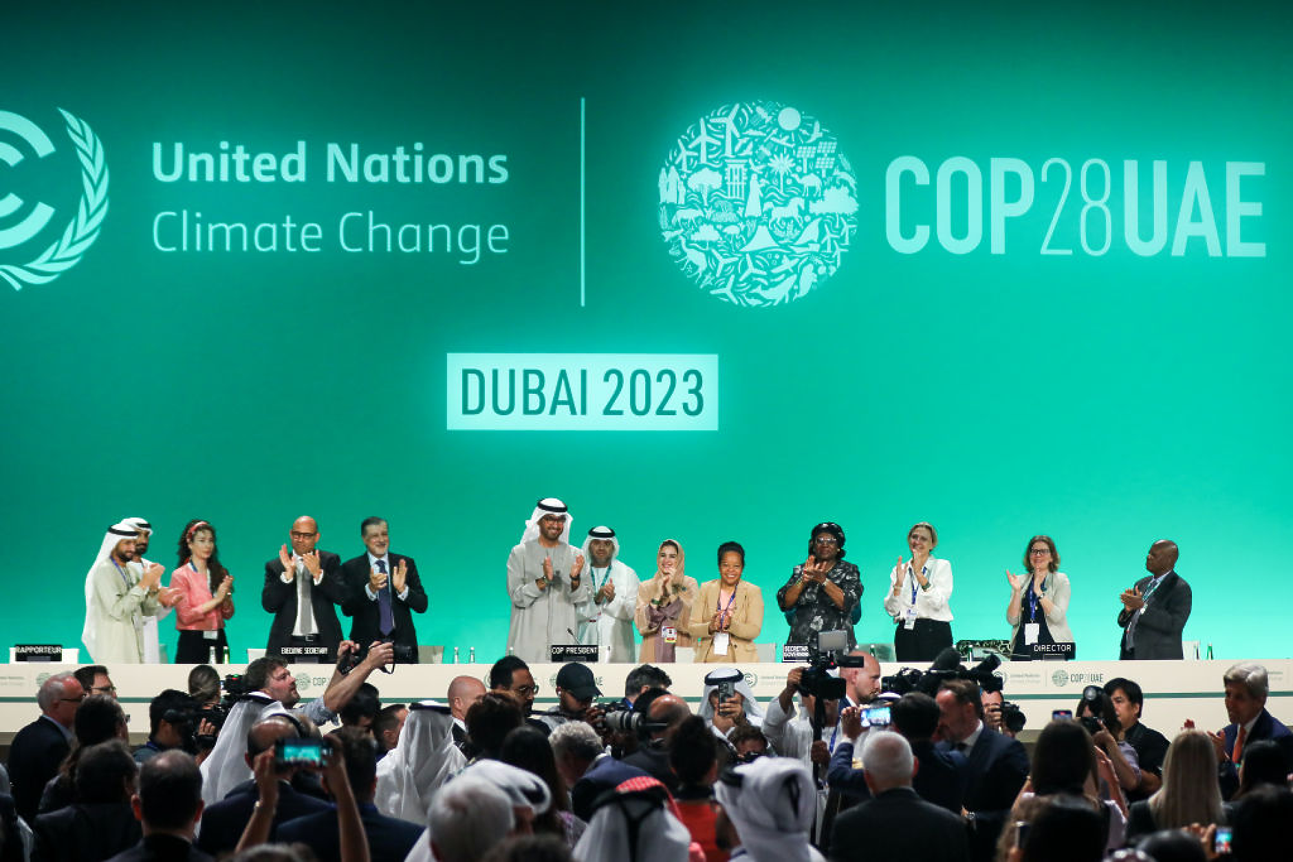 Страните участнички на COP28 постигнаха „историческа“ за апостепенен отказ от изкопаеми горива