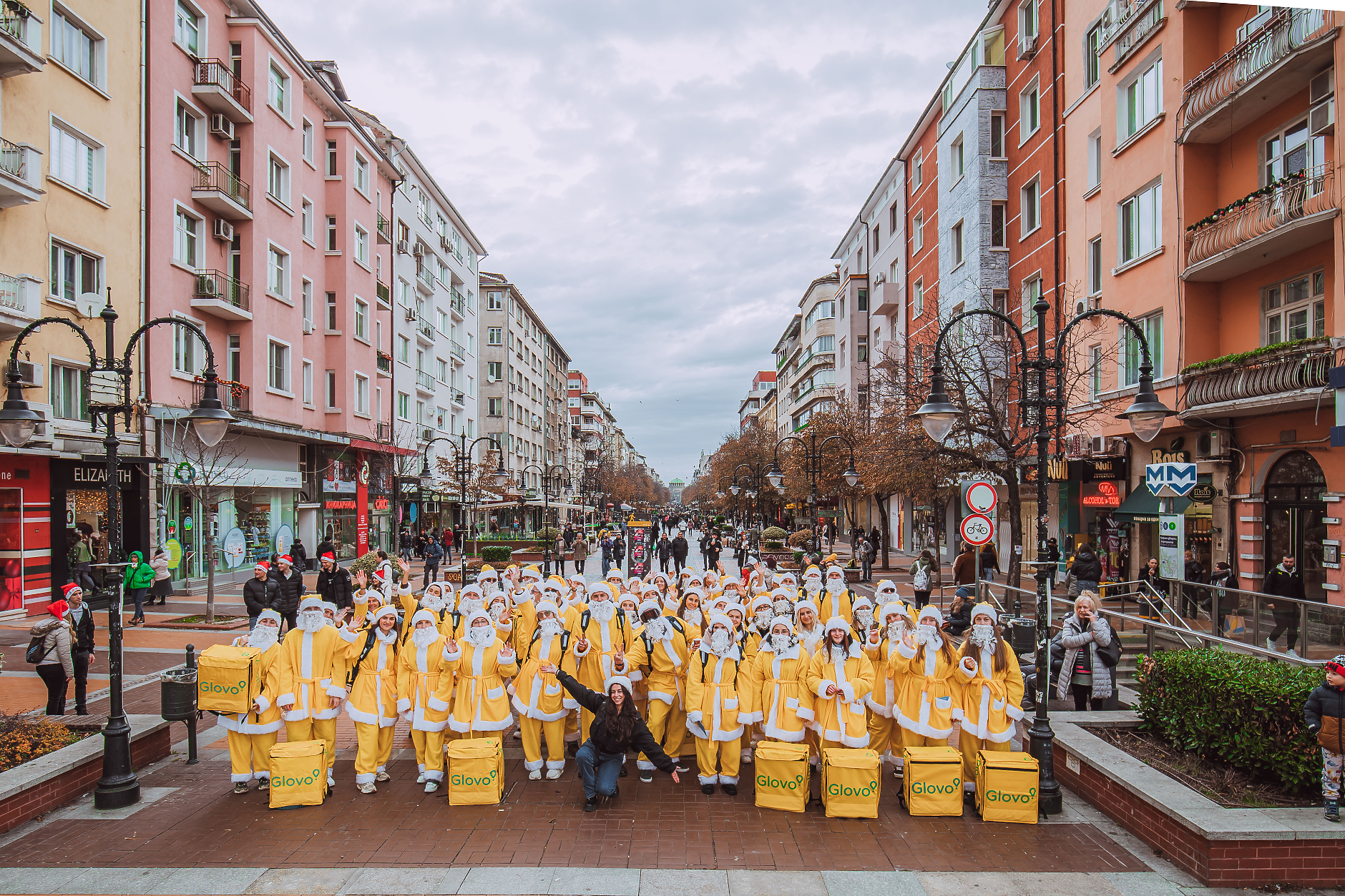 Жълт Дядо Коледа раздаде подаръци в центъра на София