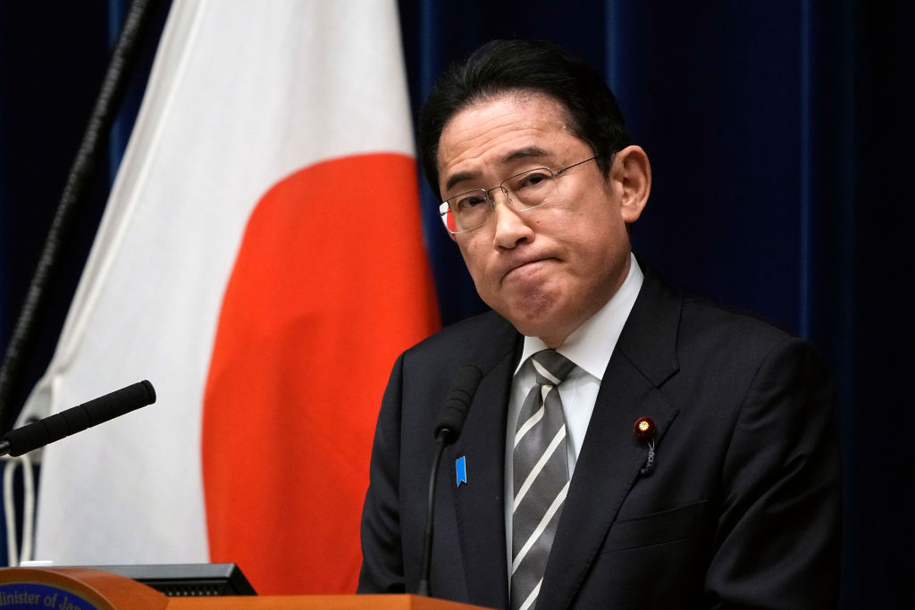 Рокади в японското правителство на фона на „безпрецедентен скандал“