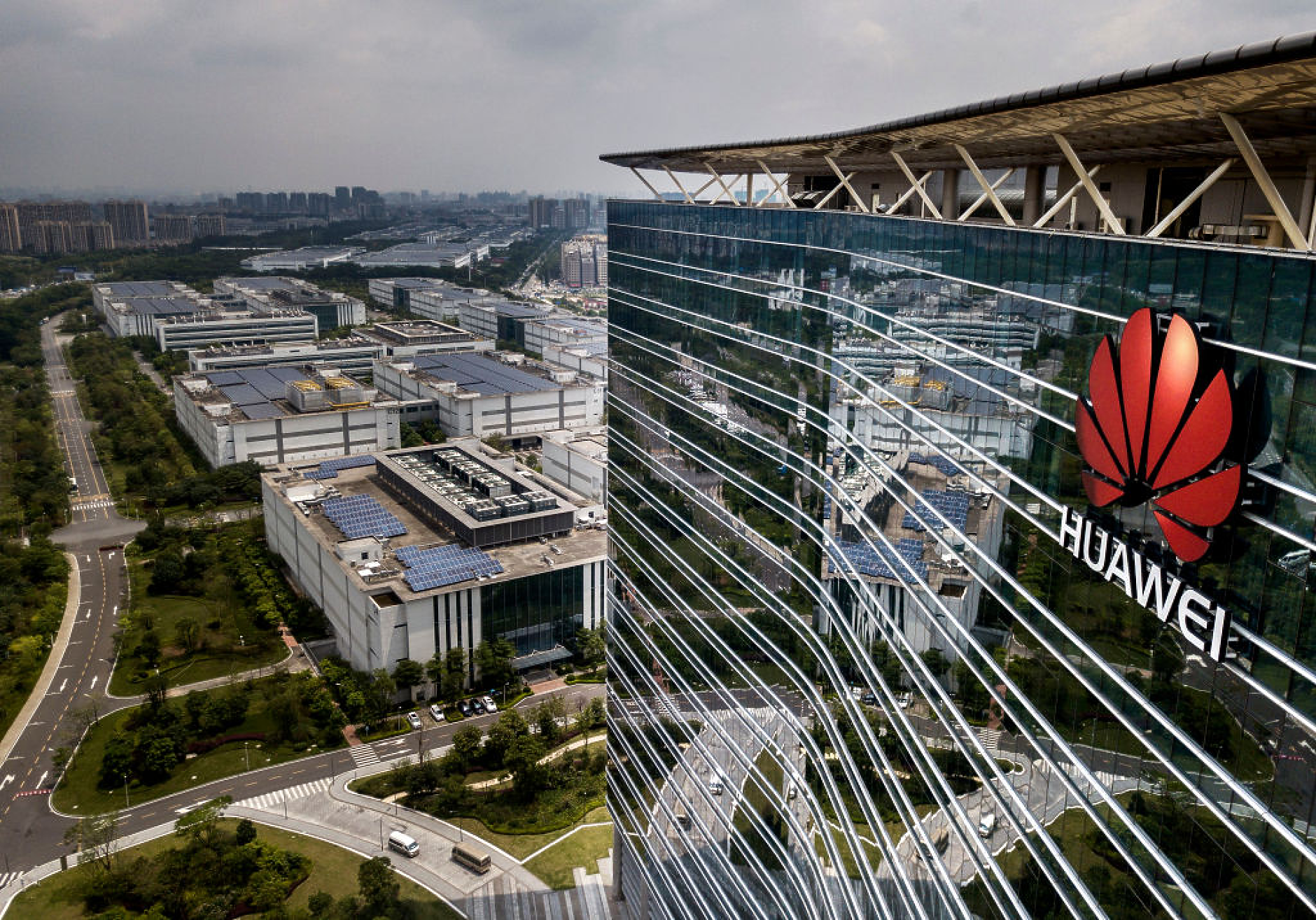 Huawei започва изграждането на първата си европейска фабрика догодина