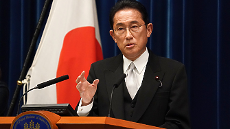 Корупционен скандал принуждава японският премиер да смени министъра на икономиката и важни лица за управляващите 