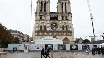 Френският президент Еманюел Макрон посети днес катедралата Нотр Дам една