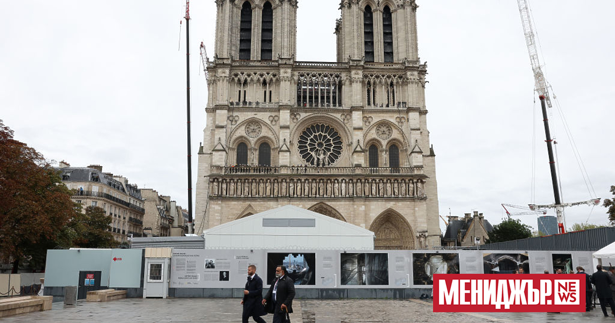 Френският президент Еманюел Макрон посети днес катедралата Нотр Дам, една