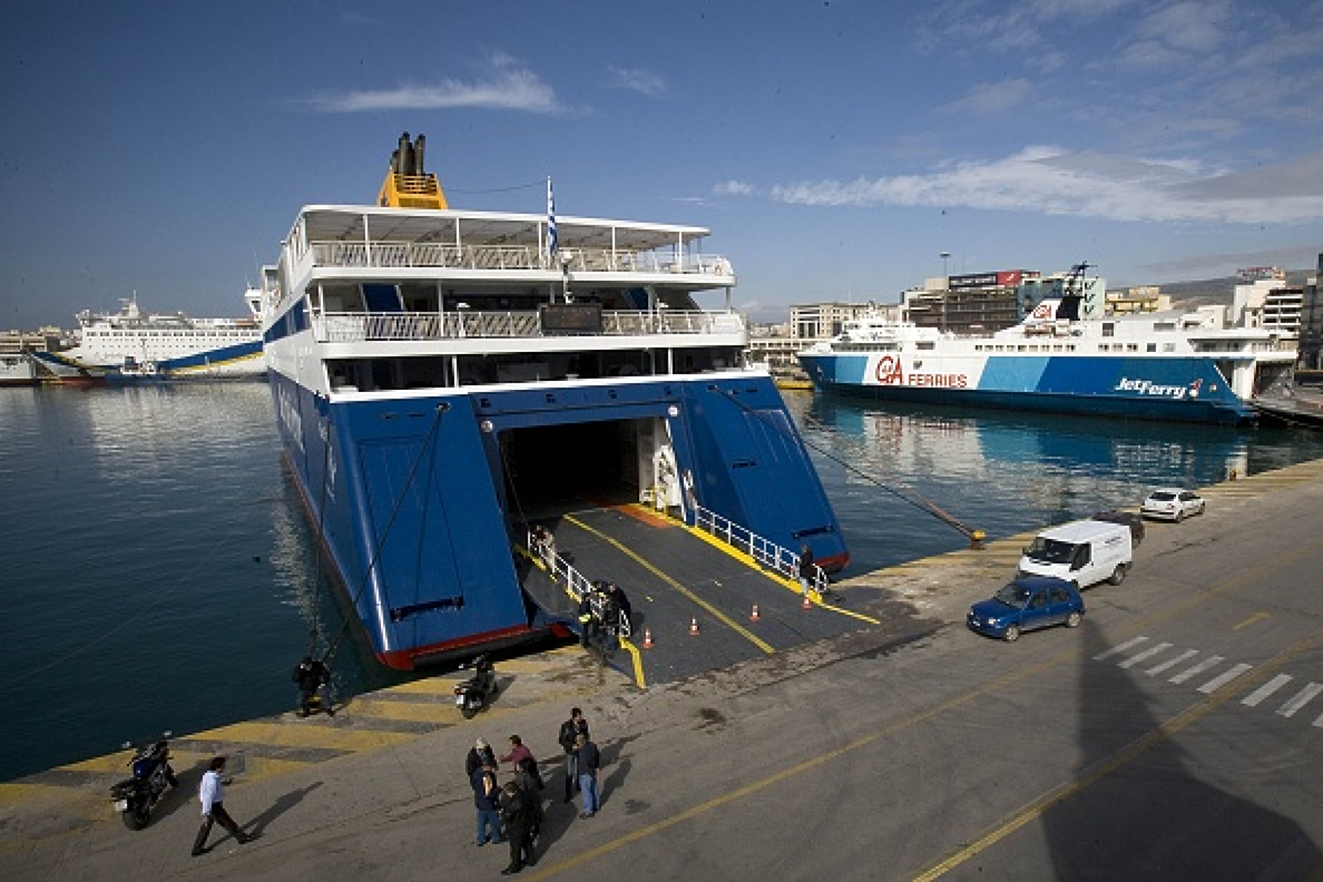 Гърция пише правила за превоз на електромобили с фериботите 