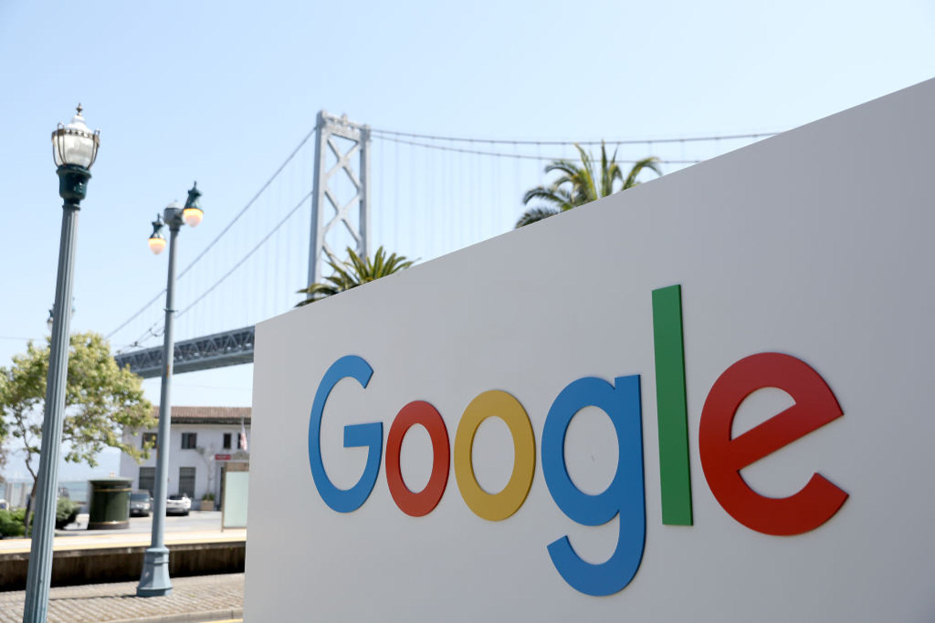Google плаща 700 млн. долара на потребители и щати в САЩ по антитръстово споразумение