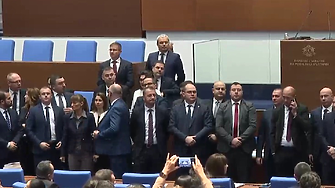 Депутатите от „Възраждане“, ИТН и БСП окупираха трибуната на парламента