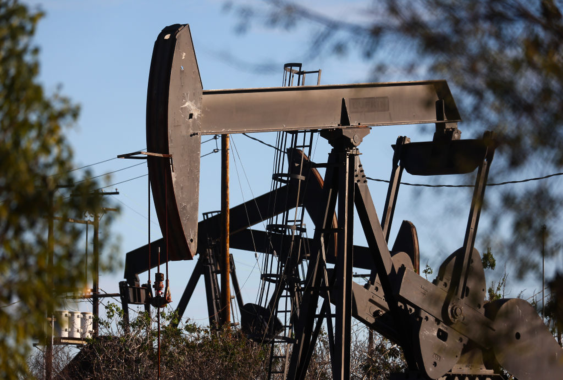 Цените на петрола се повишават на фона на опасенията относно излишъка в предлагането