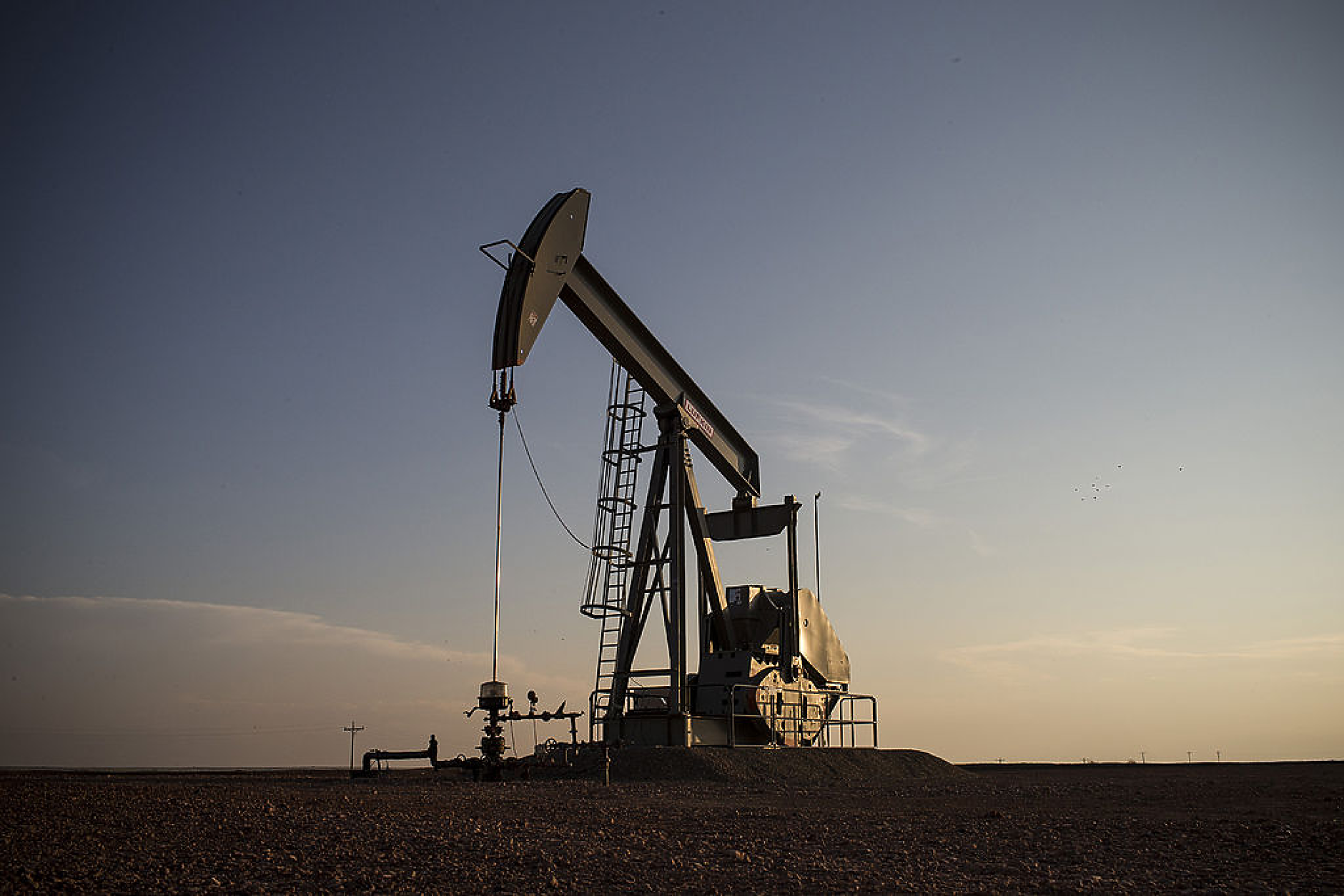 Петролът поскъпна на фона на спада на запасите в САЩ и по-оптимистичните очаквания за търсенето