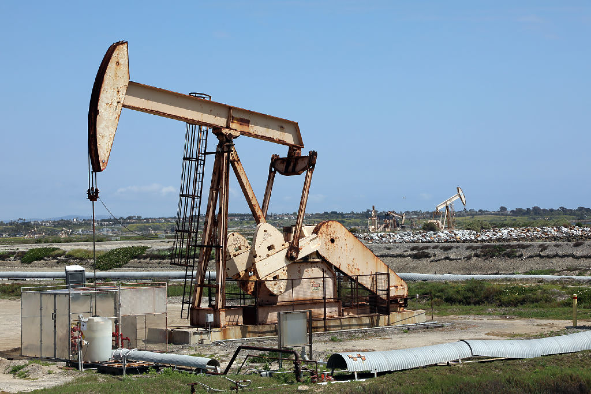 Цените на петрола вървят към първи седмичен ръст от два месеца