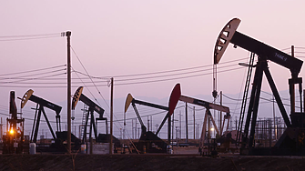 Цените на петрола се движат разнопосочно на фона oпасенията за доставките през Червено море