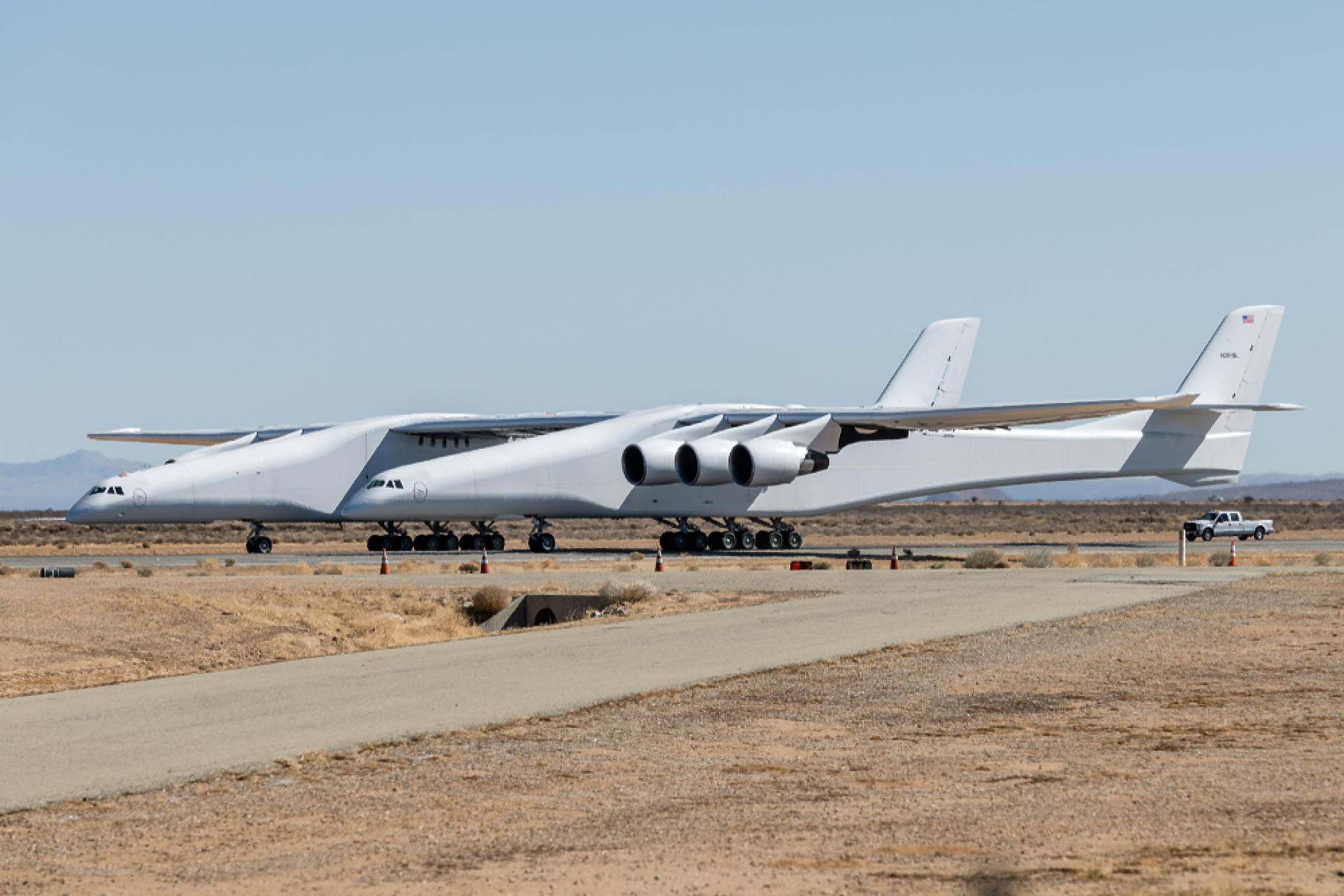 Най-големият самолет в света издигна в небето хиперзвуков апарат