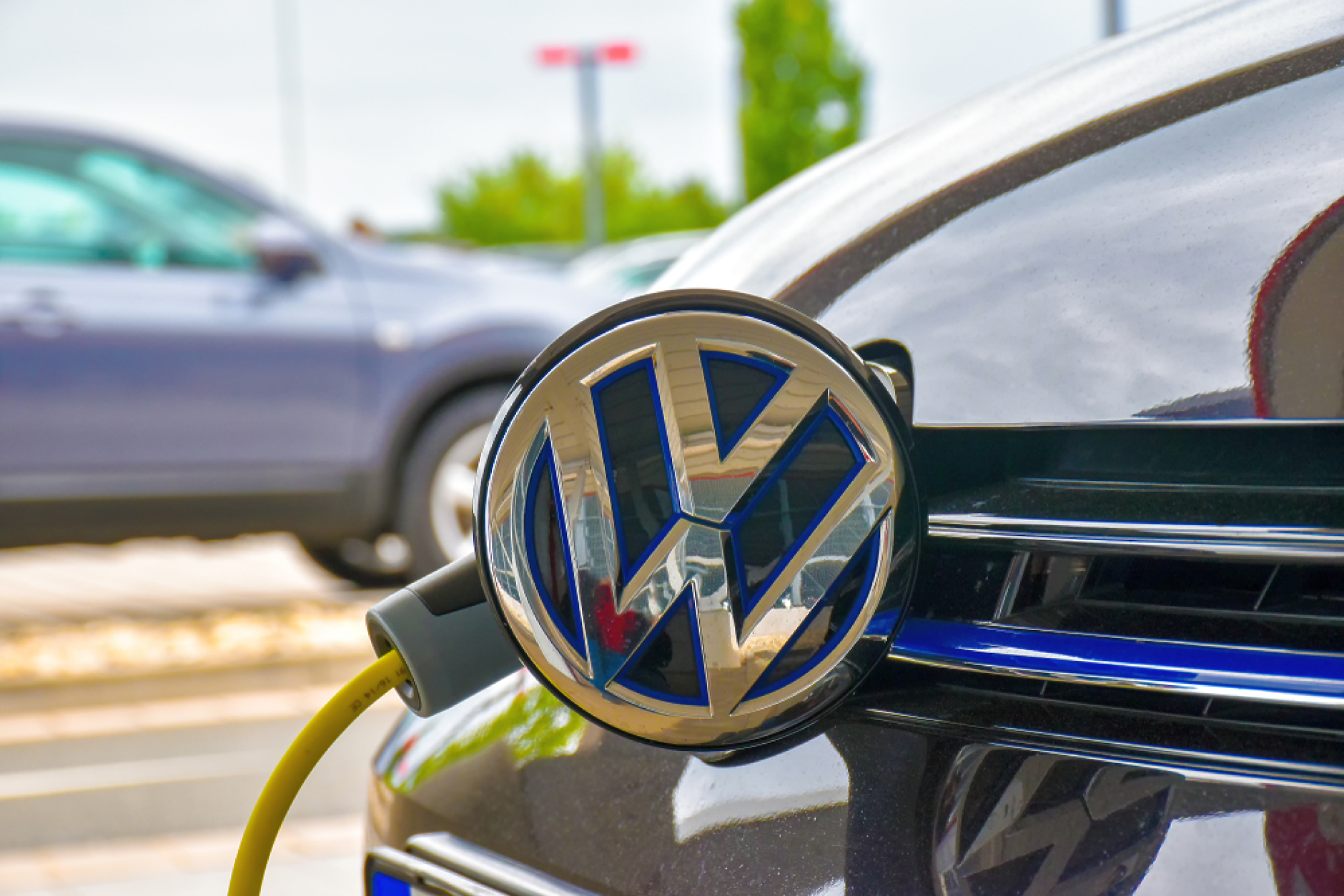 Volkswagen ще внедри системата за зареждане на Tesla за електромобилите си 
