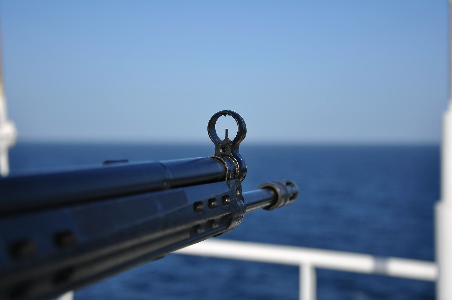 Индийски военноморски патрул прехвана отвлечения Руен.  Датската компания Maersk спира превозите си в Червено море