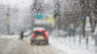 Затвориха ГКПП „Гюешево“  за товарни автомобили заради силен сняг, катастрофа с тир блокира „Тракия“