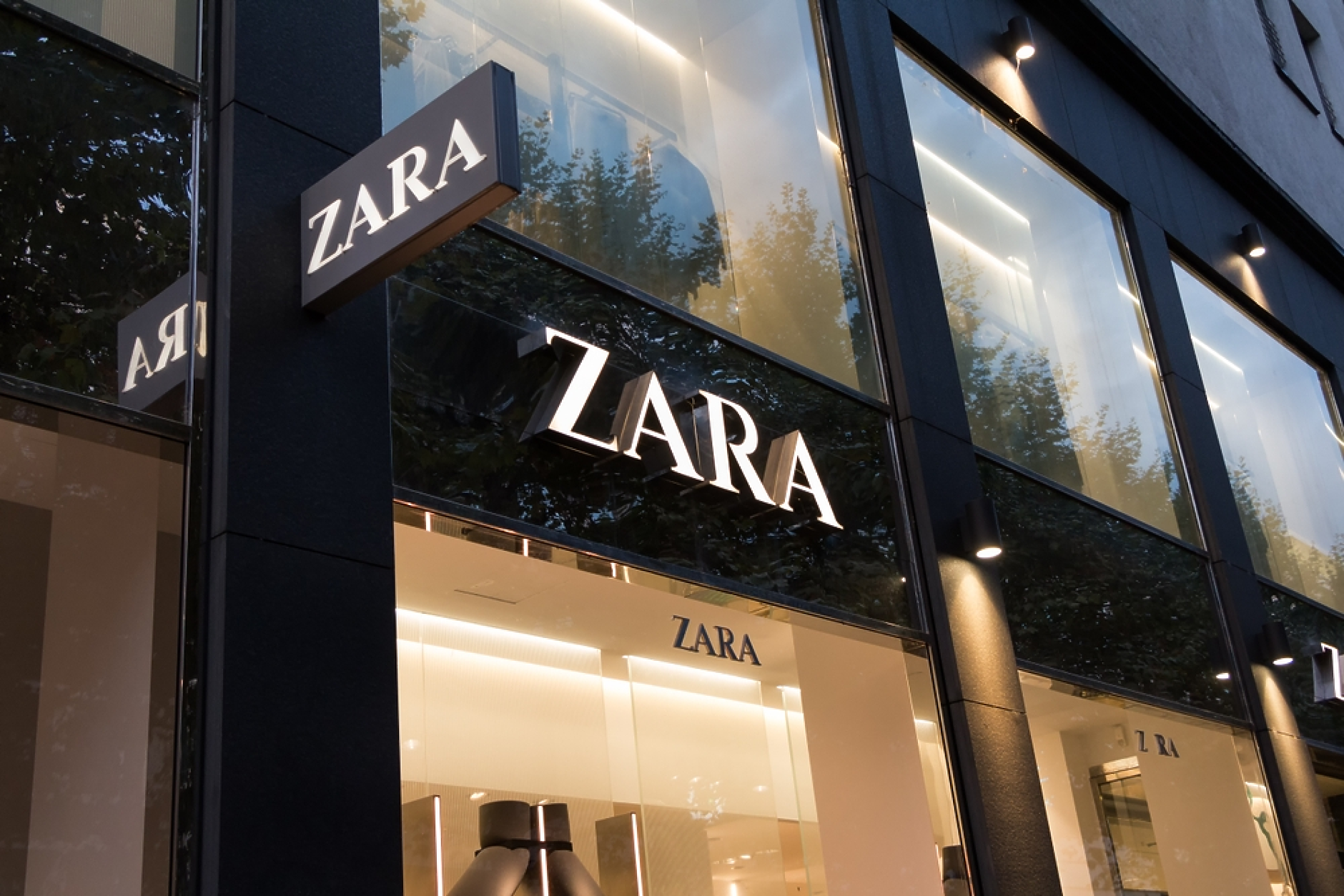 Zara се извини  за рекламна кампания със снимки, наподобяващи войната в Газа